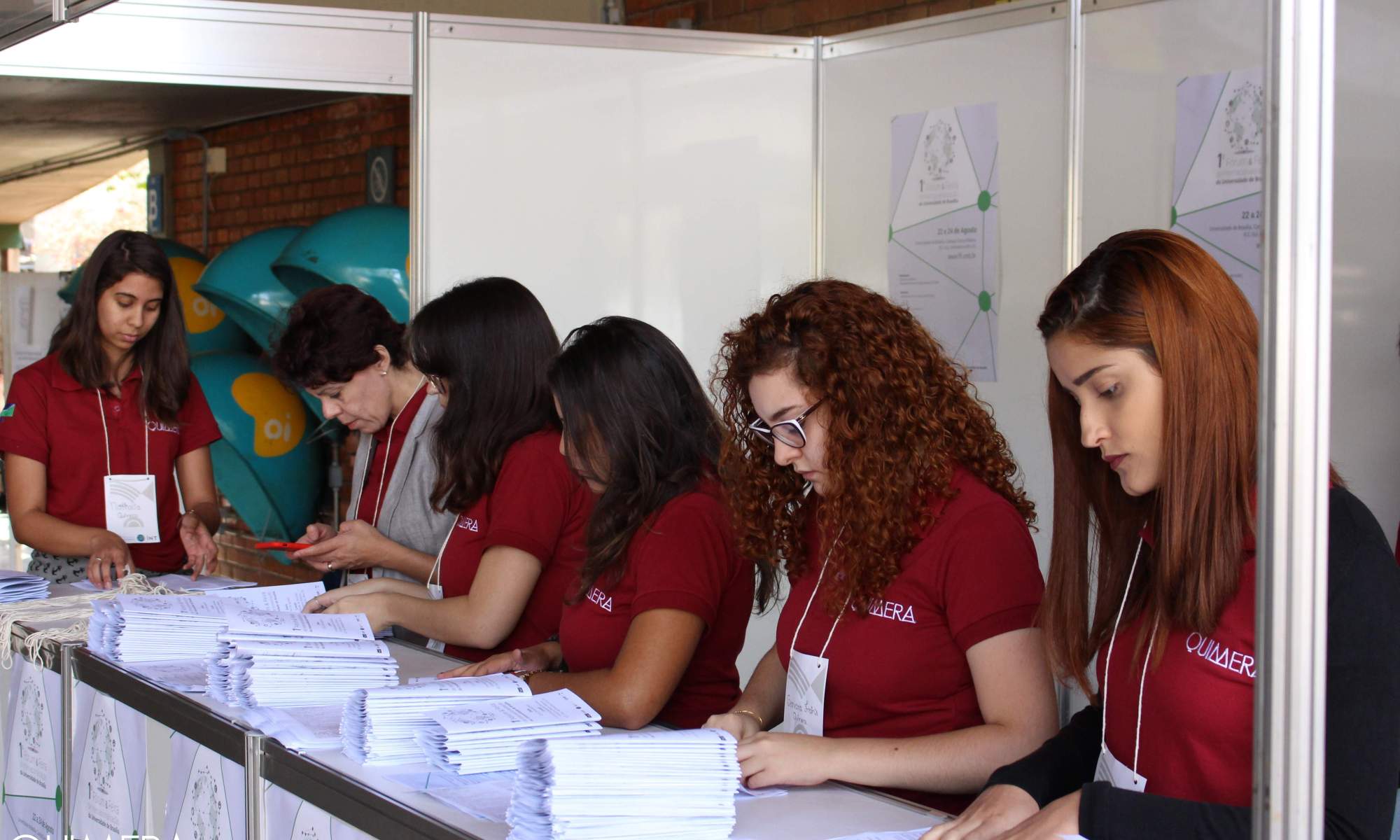 Imagen del equipo, con la camiseta de la Quimera, trabajando en el evento de la Feria de la Internacionalización
